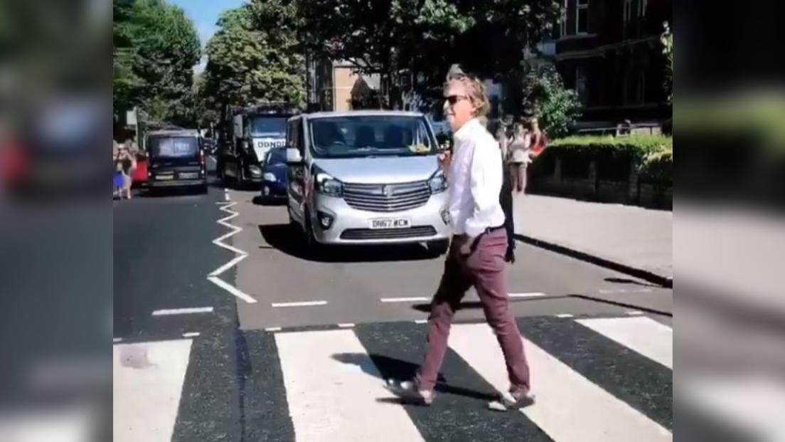 Beatles: Paul McCartney attraversa le strisce pedonali di Abbey Road al contrario! Guarda il video che sta facendo il giro della rete