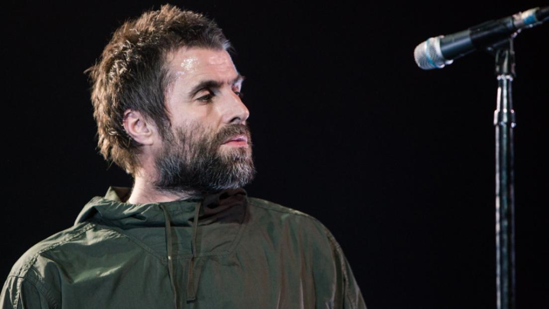 Liam Gallagher: qualcuno ha lanciato un pesce sul palco in Spagna e concerto interrotto. Guarda il video