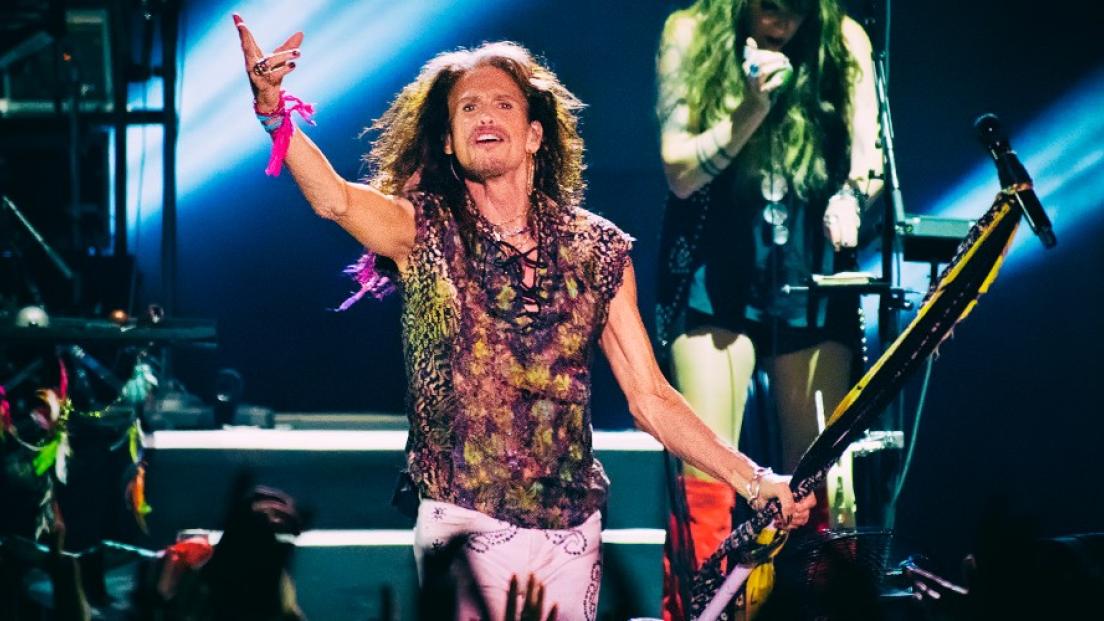 Steven Tyler avvistato in vacanza sul lago di Como dopo il concerto a Barolo. Guarda gli scatti