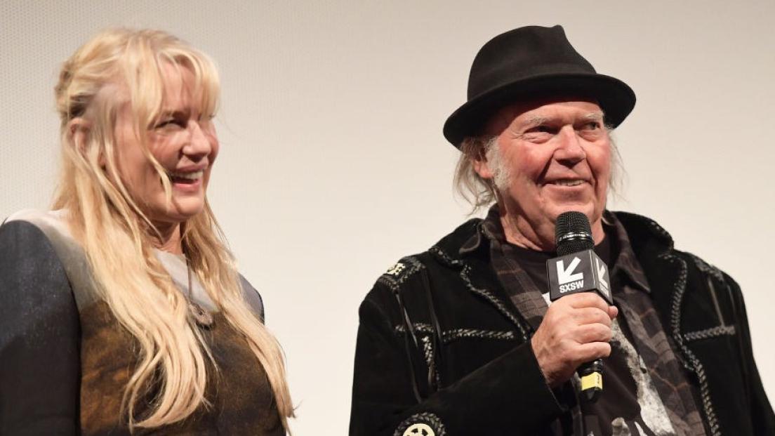 Neil Young e Daryl Hannah si sarebbero sposati in California lo scorso fine settimana. Il tweet sui social