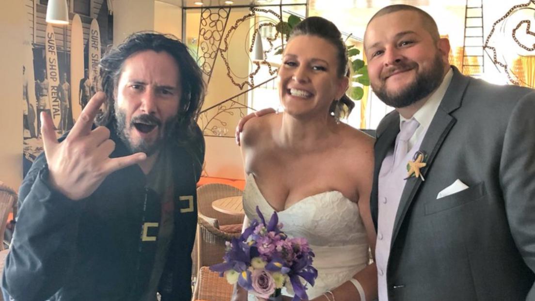 Keanu Reeves si imbuca ad un matrimonio e scatta una foto "super rock'n'roll" con gli sposi. Guarda le immagini