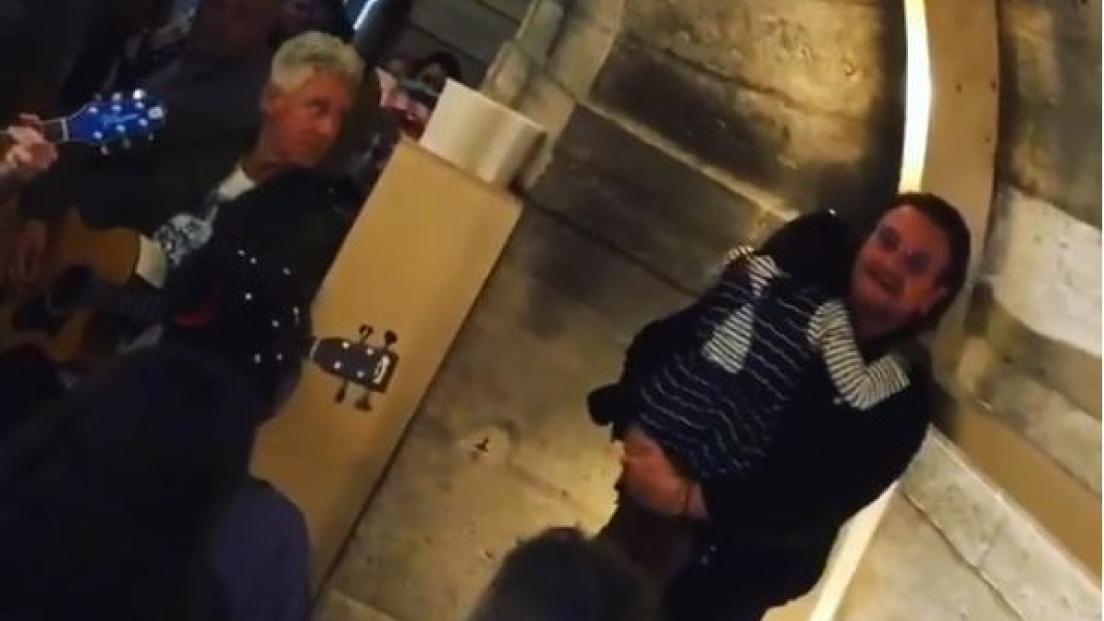 U2: Bono fa addormentare una bimba cantandole "One" durante un concerto di beneficenza. Guarda il video