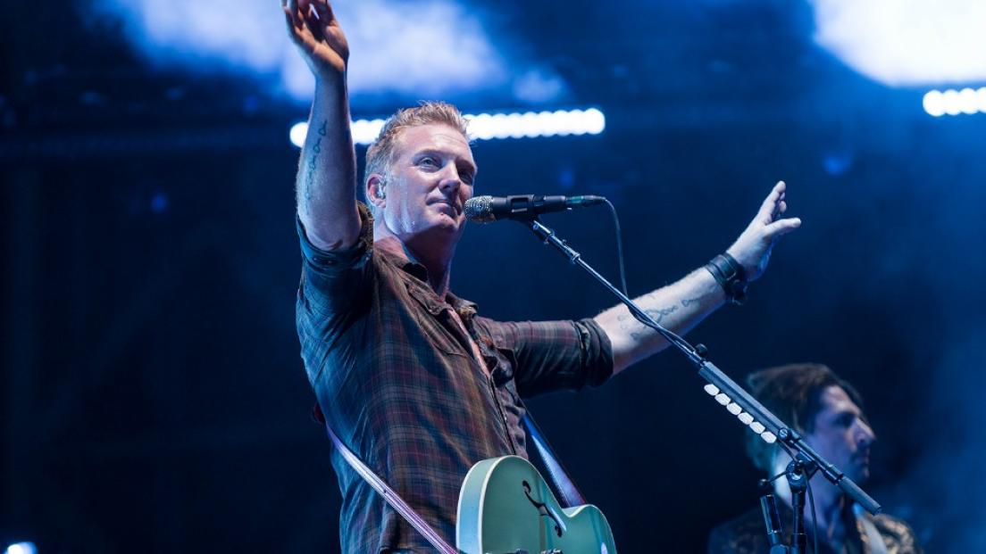 Josh Homme si scatena in mezzo al pogo al concerto dei Distillers! Guarda il video 