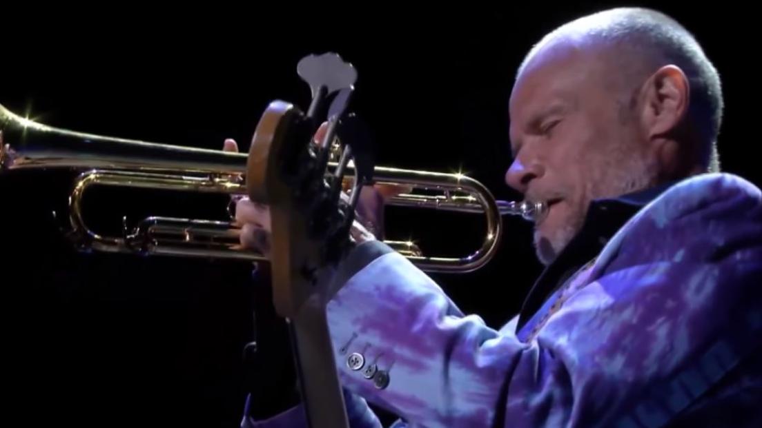 Flea: i quindici epici minuti di assolo al basso e alla tromba durante un concerto a San Francisco. Guarda il video