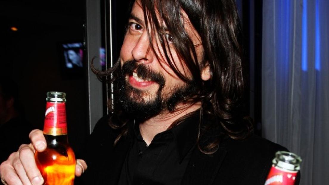 Dave Grohl: ecco quanto alcol beve prima di ogni concerto dei Foo Fighters! L'intervista