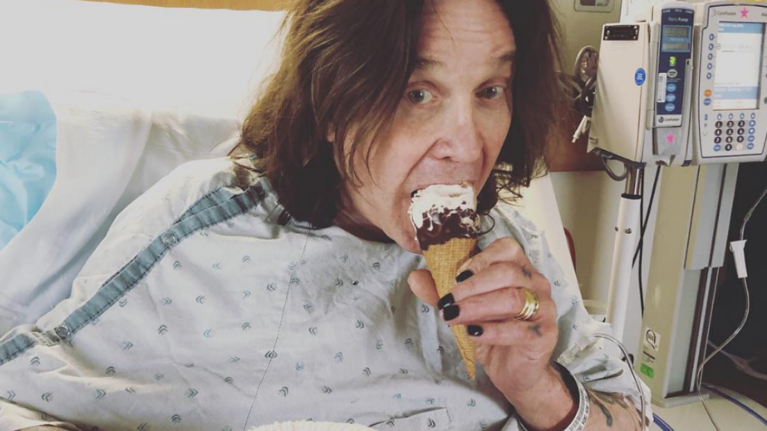 Ozzy Osbourne: ricoverato in ospedale e operato alla mano. Sta bene! Guarda le foto 