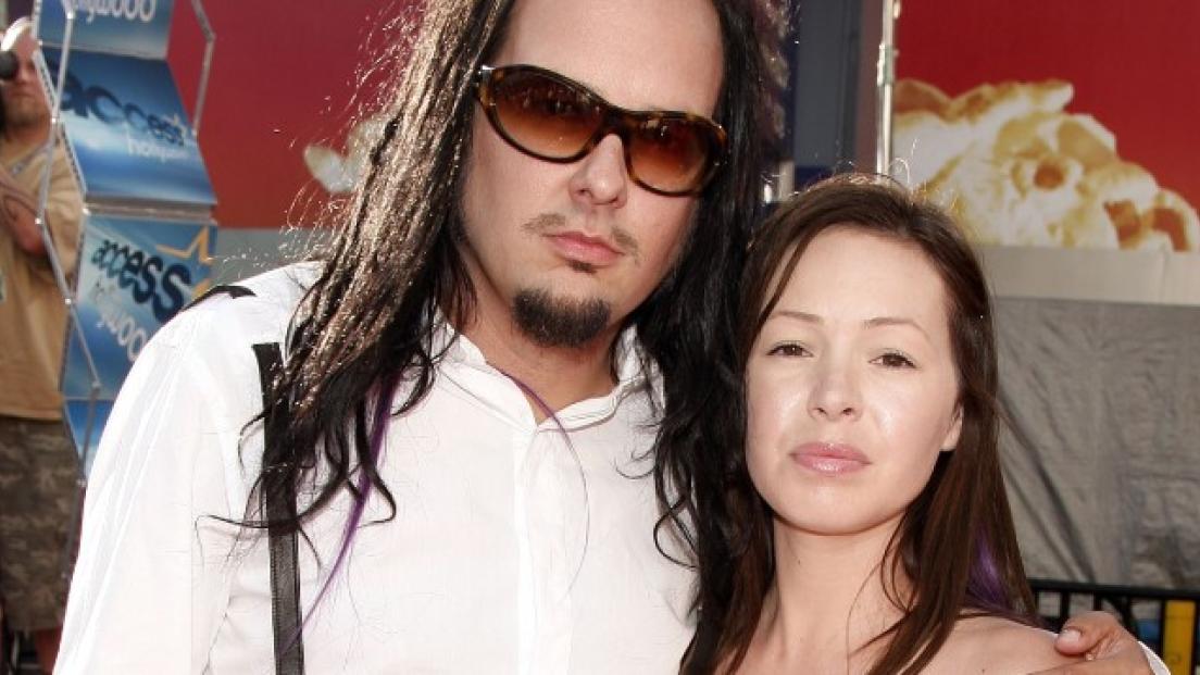 Korn: la moglie di Jonathan Davis è morta per overdose. Resi noti i risultati degli esami