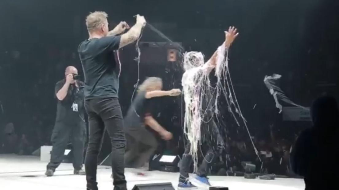 Metallica: buon compleanno Robert Trujillo! Ecco come la crew e la band hanno festeggiato il bassista sul palco. Guarda il video