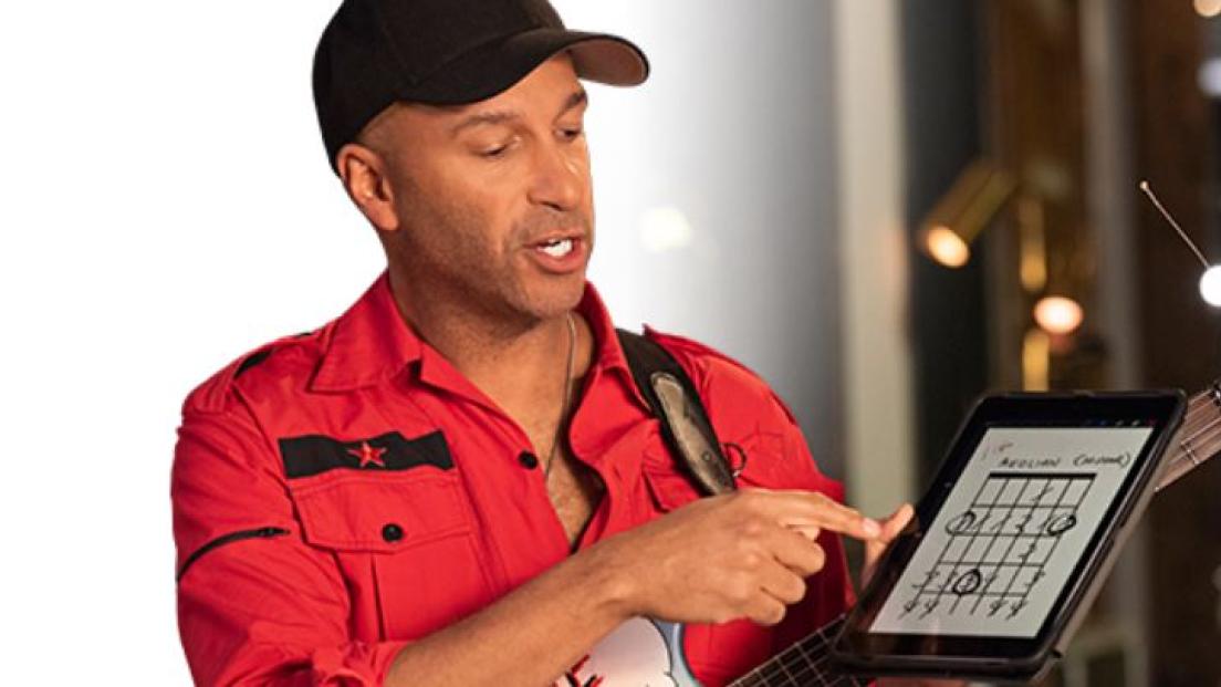 Ecco il Professor Tom Morello: il corso universitario in cui insegnerà a suonare la chitarra elettrica in 26 lezioni. Guarda il video