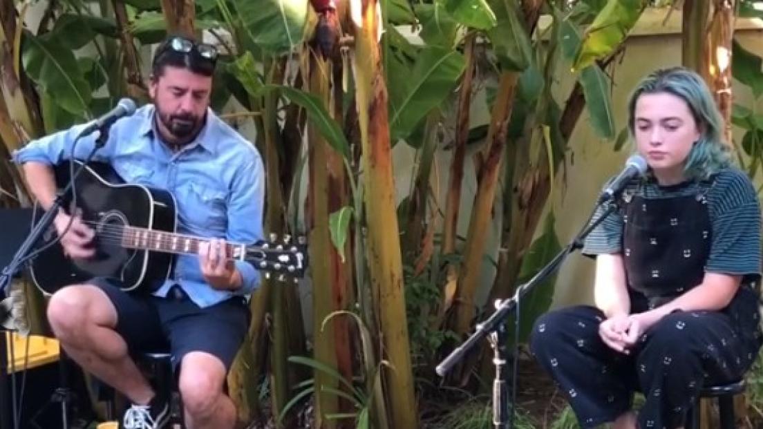 Foo Fighters: Dave Grohl suona con la figlia Violet per raccogliere fondi per i senzatetto. Guarda il video