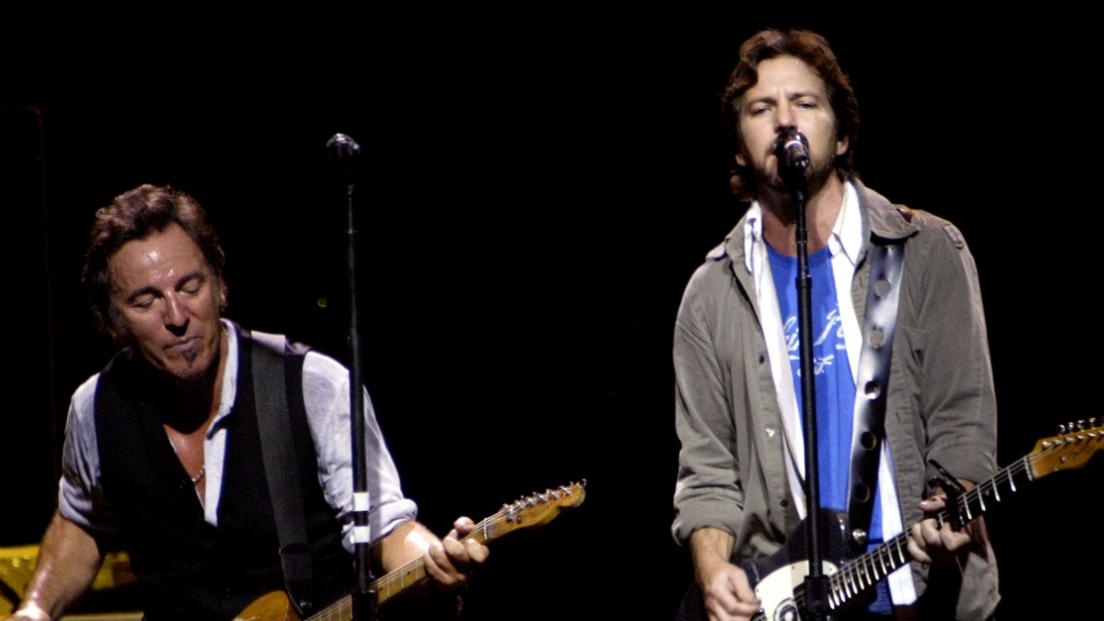 Eddie Vedder tra il pubblico allo spettacolo di Bruce Springsteen a Broadway. Guarda le foto