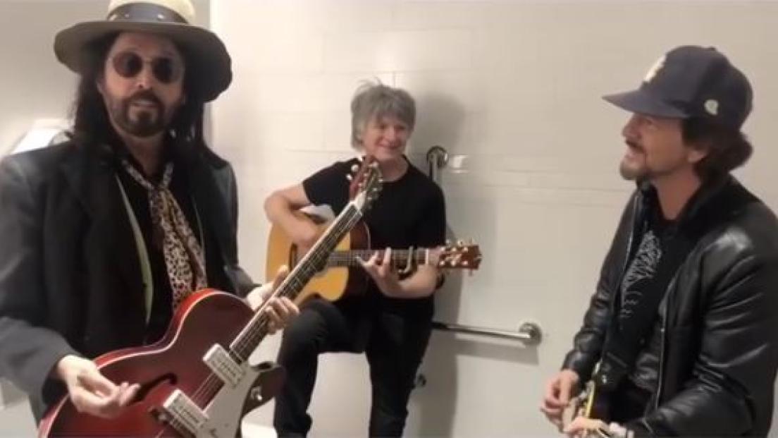 Eddie Vedder: la jam session in bagno con i Fleetwood Mac! Guarda il video