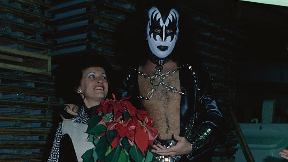 Kiss, Gene Simmons: “Ho il cuore spezzato per la perdita di mia madre”. I messaggi celebrativi sui social