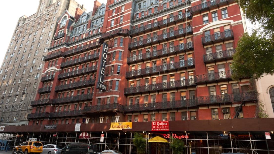 Chelsea Hotel, lo storico albergo delle rock star potrebbe trasformarsi in un hotel di lusso. Ma montano le polemiche