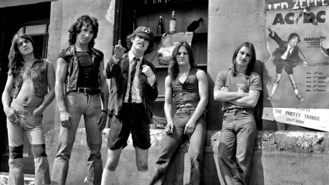 AC/DC, il rapporto tra Bon Scott e Angus Young: “Alcool, donne, sesso e rock ’n’ roll. Ecco di cosa è fatta la vita”