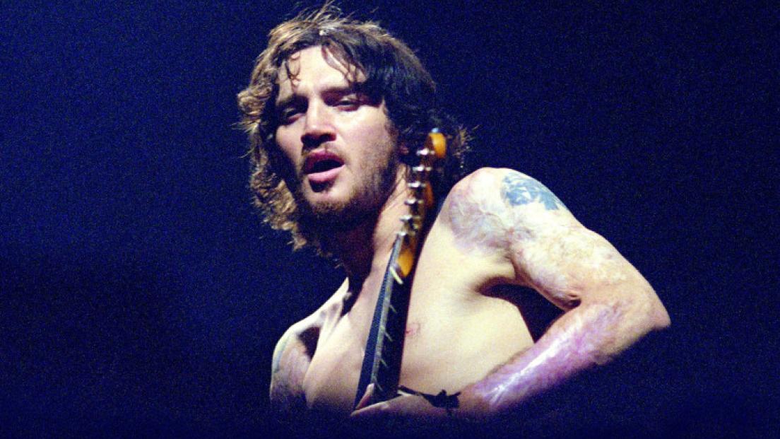 Red Hot Chili Peppers, John Frusciante annuncia l’uscita del nuovo disco solista (e lo dedica al suo gatto!)