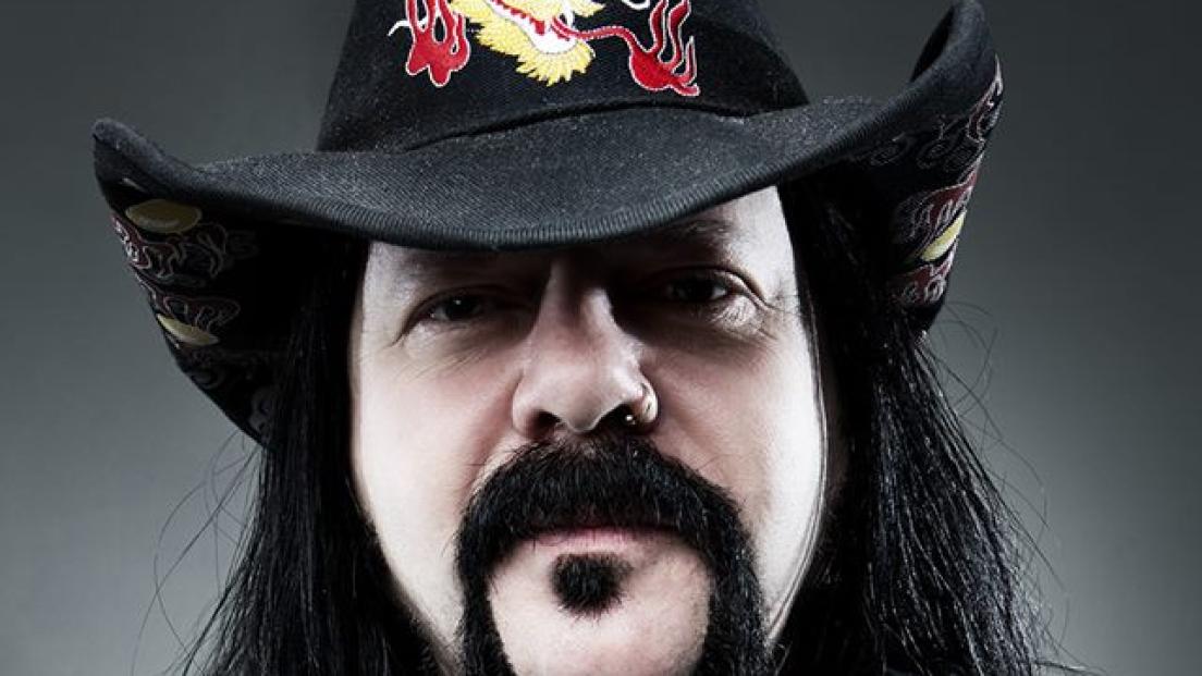 Pantera: le prime immagini della lapide di Vinnie Paul di fianco a quella del fratello Dimbag Darrell