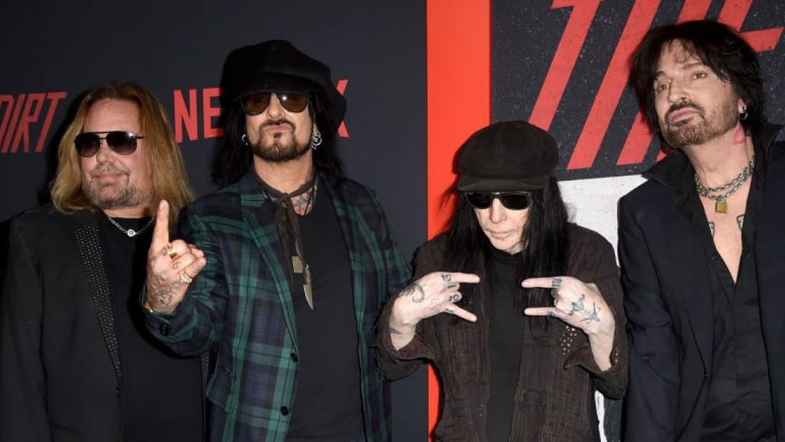 Mötley Crüe, Nikki Sixx: “Spendevo più di 1000 dollari al giorno in droghe, è stata dura vederlo nel film”. Tutti gli eccessi della band