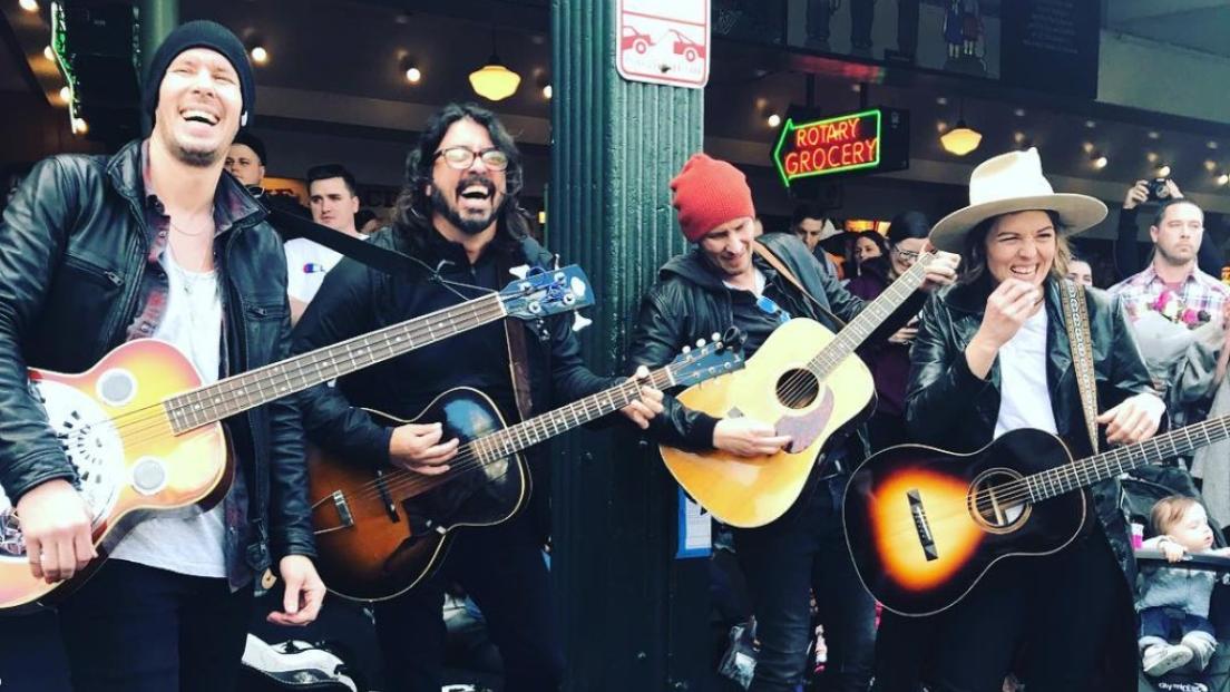 Dave Grohl è tornato a Seattle e ha suonato in strada al mercato! Guarda il video della performance insieme a Brandi Carlile