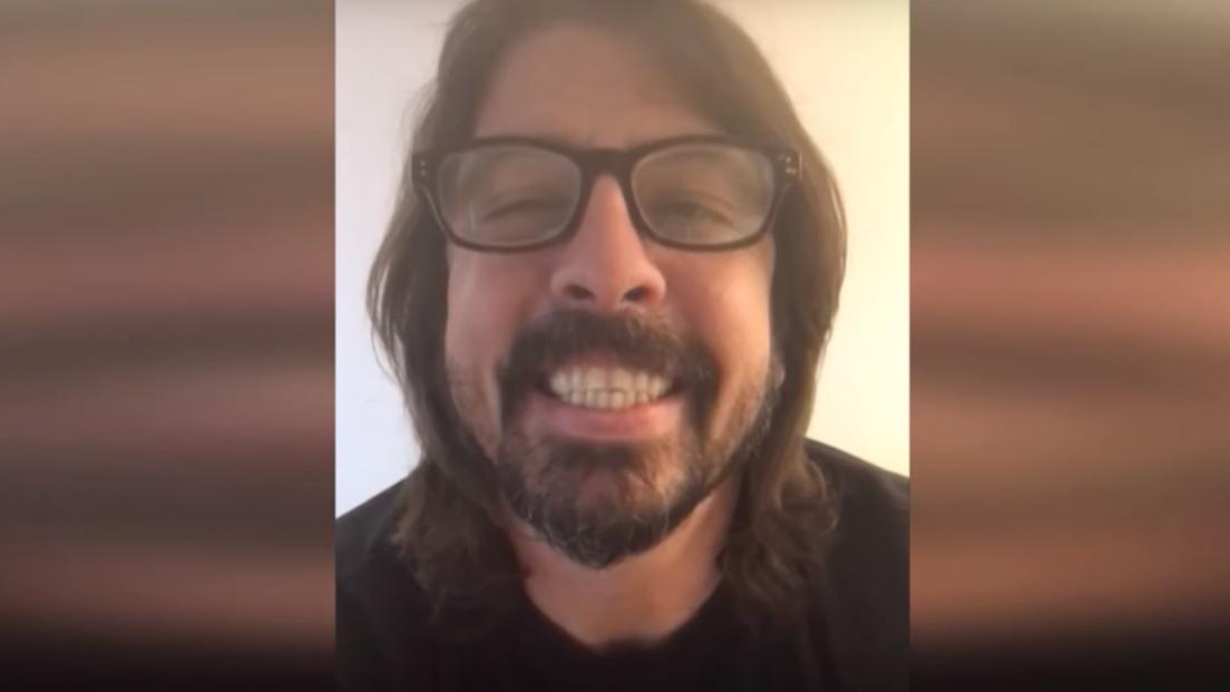 Foo Fighters, Dave Grohl: "ci vogliono molti più batteristi nel mondo!" Ed elogia una piccola batterista prodigio