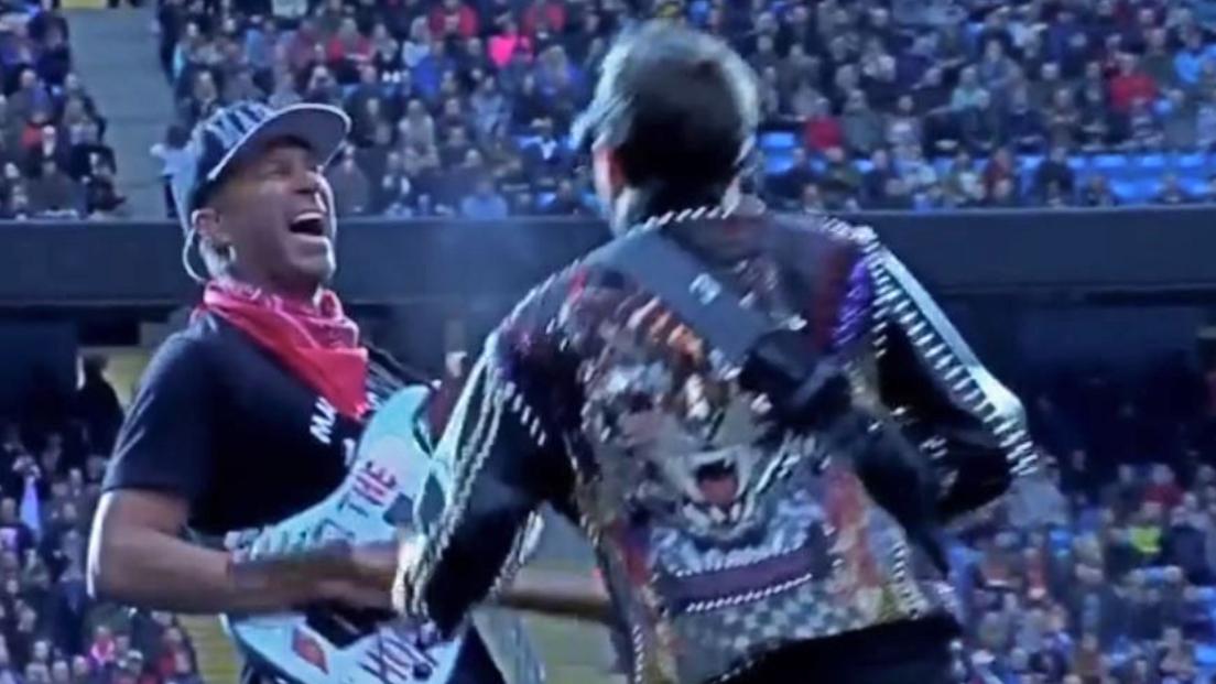 Muse, l'inedito duetto tra Matt Bellamy e Tom Morello sul palco di Manchester! Guarda il video