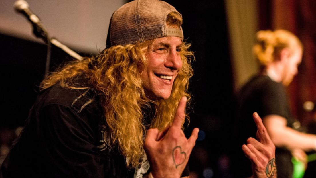 Guns N' Roses: Steven Adler in ospedale dopo essersi pugnalato. Le circostanze non sono chiare