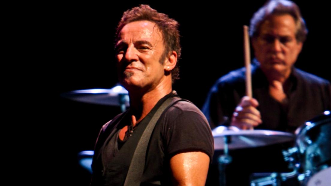 Bruce Springsteen si esibisce a sorpresa ad Asbury Park. Guarda i video della performance