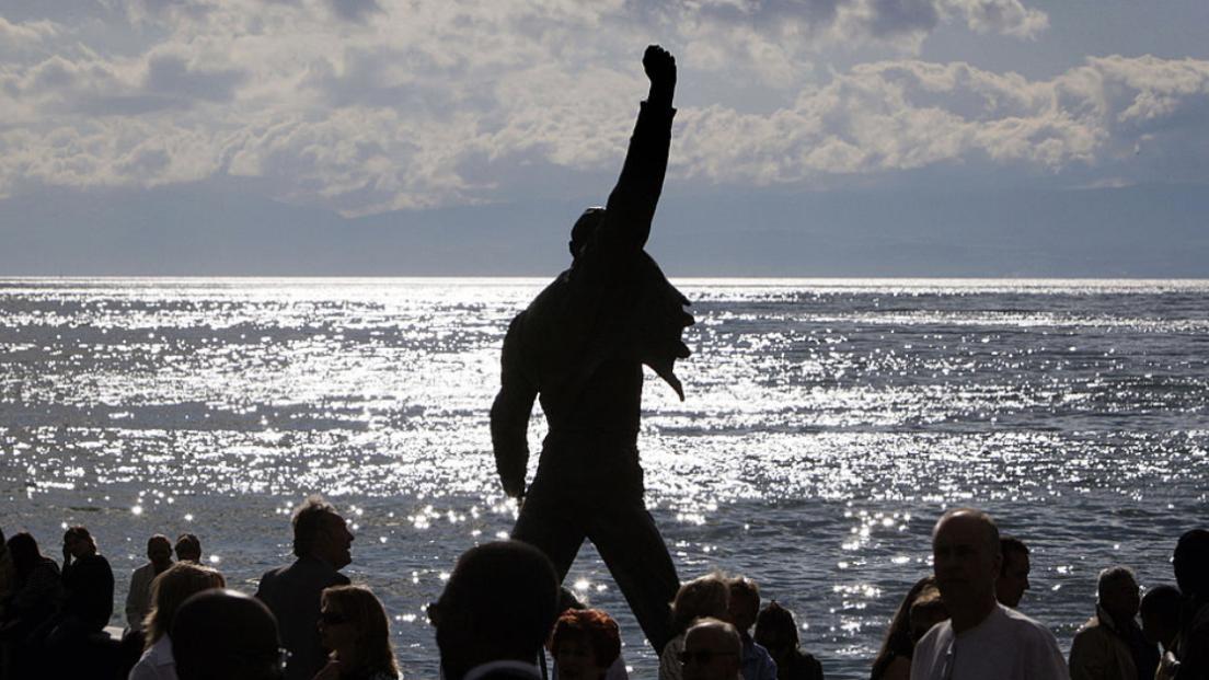 Freddie Mercury: la leggendaria statua sul Lago di Ginevra è stata vandalizzata con la vernice. Guarda le foto