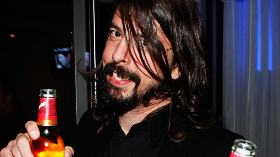 Dave Grohl e il suo infallibile metodo per fare nuove amicizie: "tutto inizia con una bottiglia di whisky in mano"
