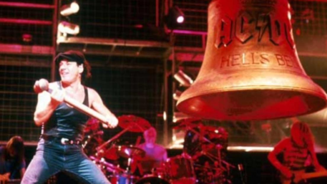 AC/DC, Brian Johnson racconta le difficoltà dell'utilizzo della "vera" Hells Bells: "non riuscivamo a registrala"