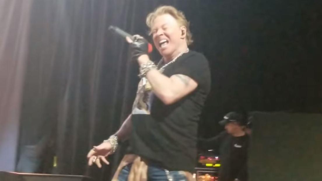 Guns N' Roses: il primo live del 2019 e il nuovo taglio di capelli di Axl Rose sul palco a Hollywood