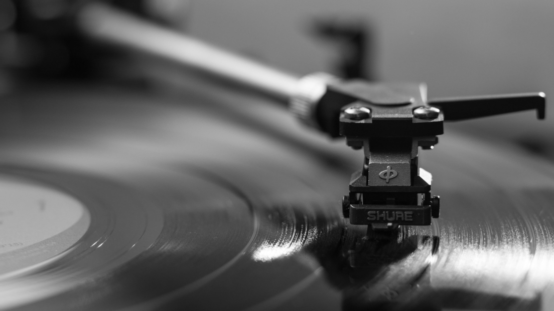 Ascoltare un disco intero aumenta il benessere psicologico. Lo studio: "ascoltate musica invece che guardare la tv"