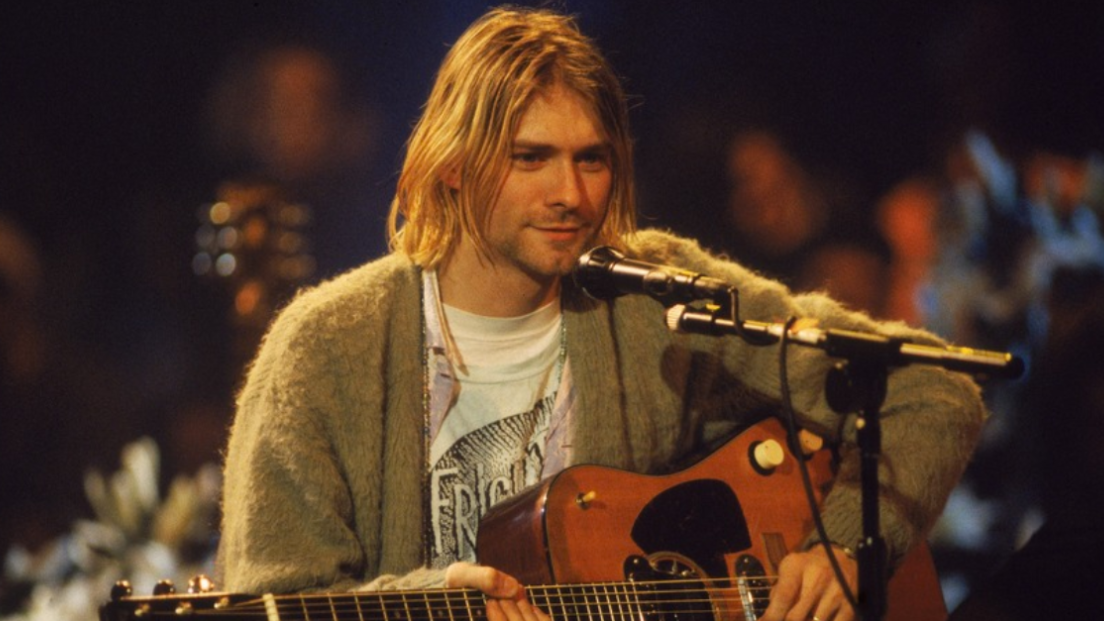 Nirvana, l’incredibile storia del maglione che Kurt Cobain indossò all’Unplugged di New York. Ha più di 50 anni