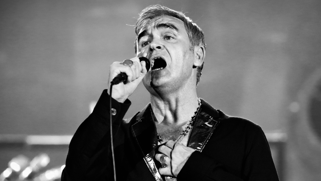 Morrissey vende album di altri artisti autografati da lui per 300$ durante i concerti! La scelta fa discutere