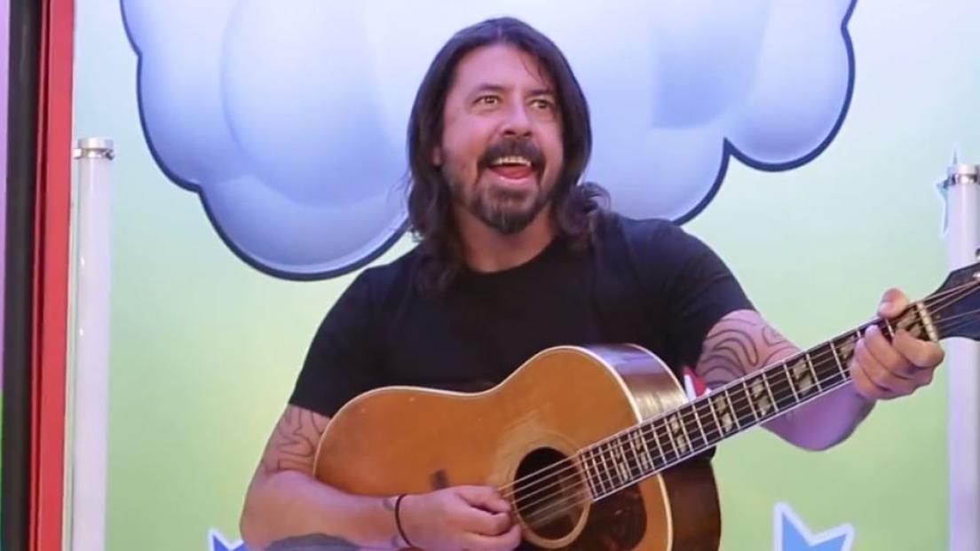 Dave Grohl ospite insieme alla figlia in un programma per bambini! Guarda il video