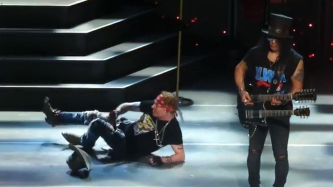 Guns N' Roses: Axl Rose cade sul palco a Las Vegas durante Knockin' On Heaven's Door. Ecco come l'ha presa