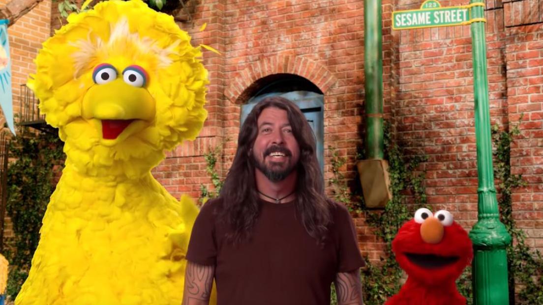 Foo Fighters, Dave Grohl canta coi Muppets per il 50° anniversario del programma Sesame Street