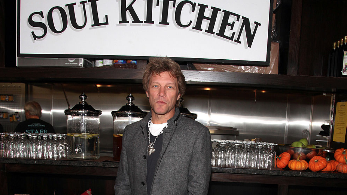 Jon Bon Jovi apre una nuova mensa Soul Kitchen per sfamare gli studenti del New Jersey