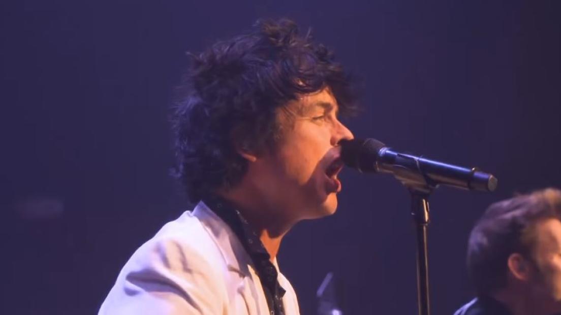 Green Day, Billie Joe dimentica le parole di Brain Stew e rimedia con "grande stile". Guarda il divertente video