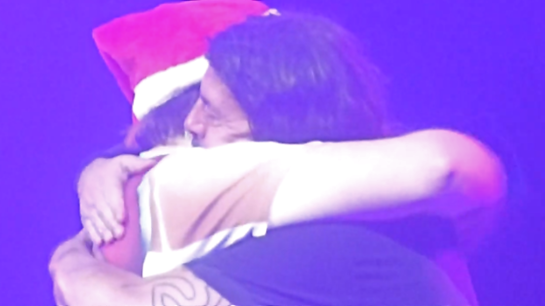 Foo Fighters, Dave Grohl si scola una birra alla goccia in 7 secondi con un fan vestito da Babbo Natale! Guarda il video