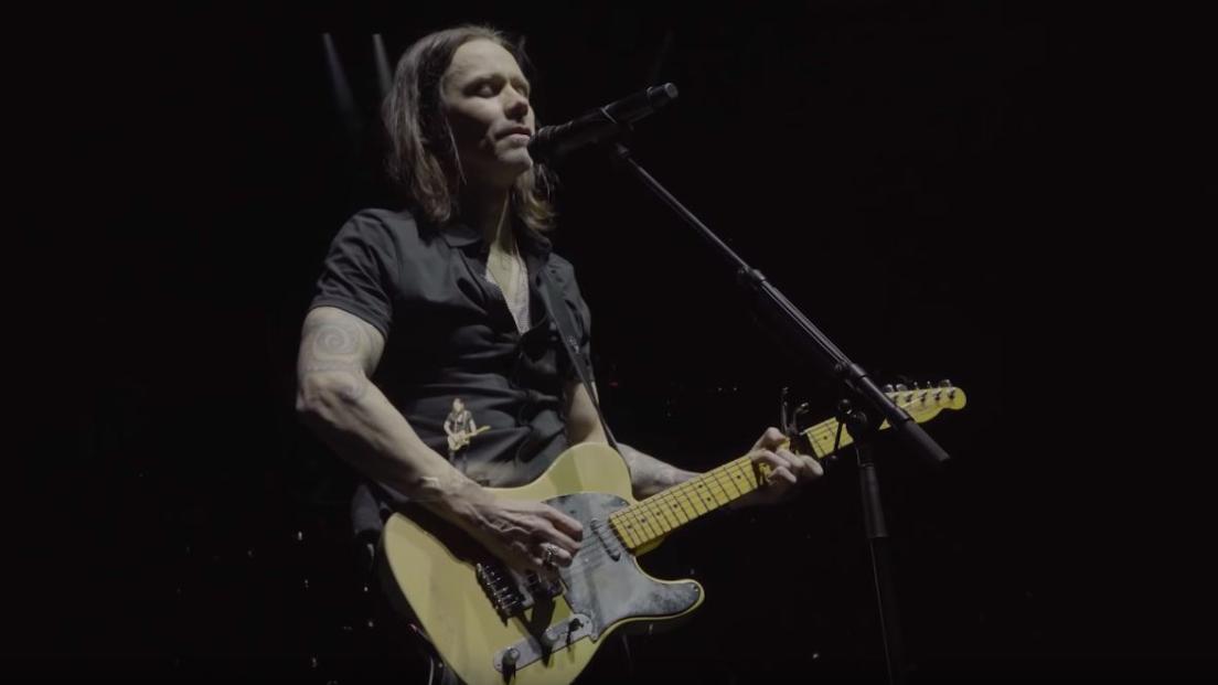 Myles Kennedy ha suonato "Hallelujah" con la chitarra di Jeff Buckley. Guarda il video con la splendida esibizione