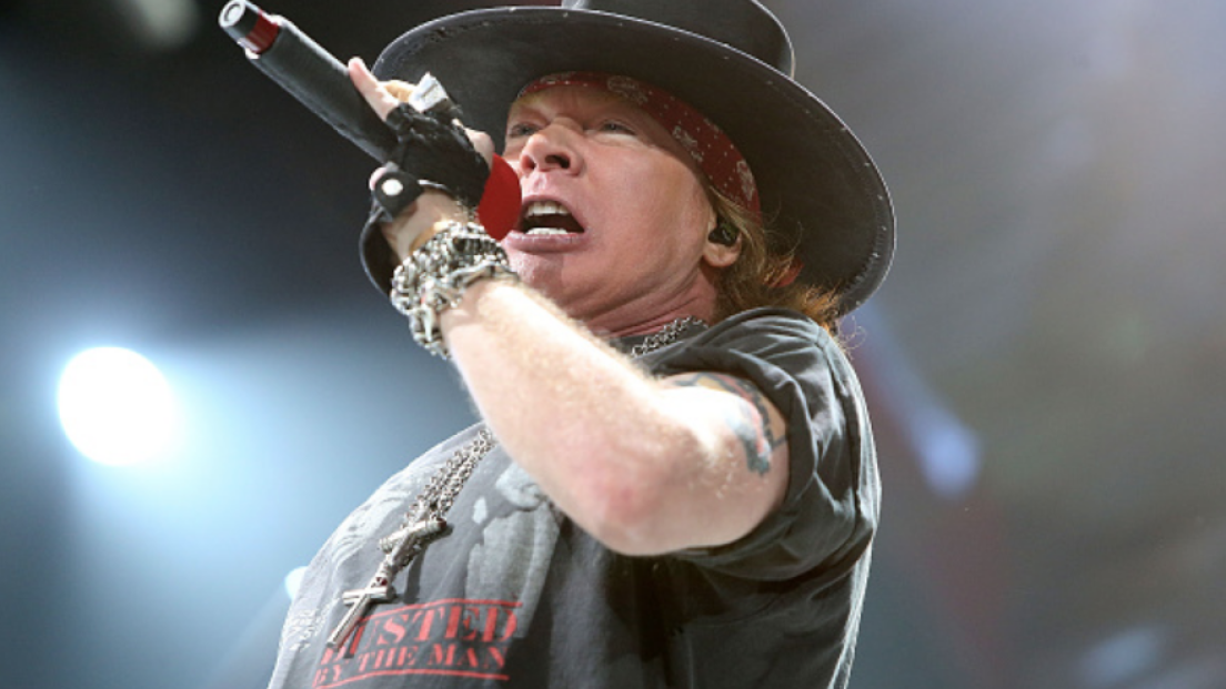 Guns N’ Roses: una fan sostiene di essere stata colpita dal microfono lanciato da Axl Rose durante un concerto. Le foto e i video