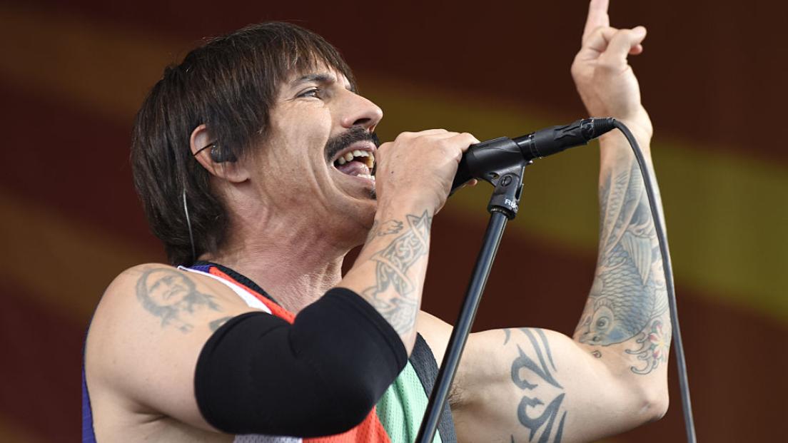 Coronavirus, Red Hot Chili Peppers: la quarantena di Anthony Kiedis con la famiglia a Malibu. Guarda le foto