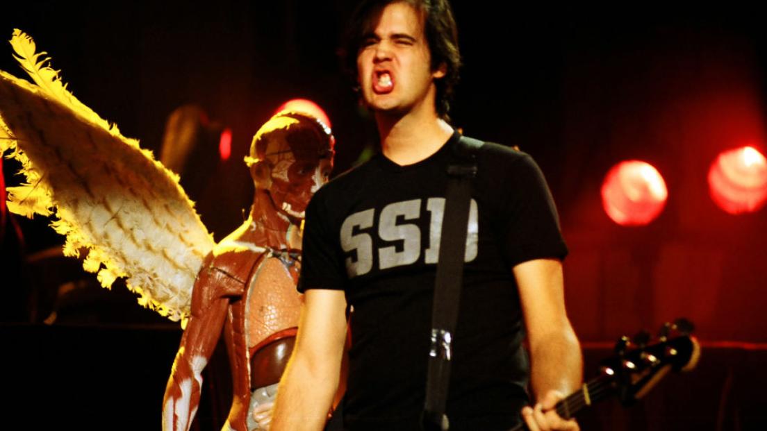 Nirvana: quella volta che Krist Novoselic lanciò in aria il suo basso e quasi si spaccò la testa! Guarda il video
