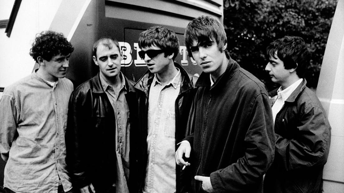 Oasis: la prima volta della band in tour in Europa tra sbronze, risse e inseguimenti