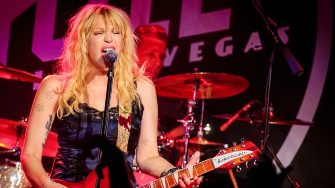 Courtney Love, un disco solista e la possibile reunion delle Hole: “Sono la st****a più fortunata nella storia del rock”