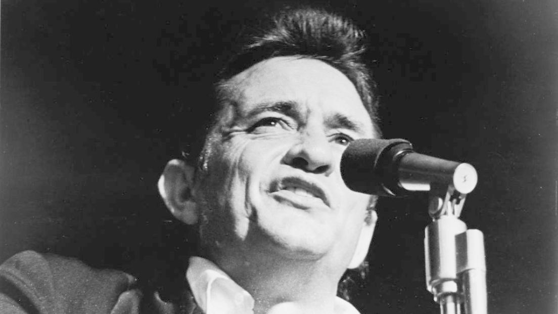 Johnny Cash, il giorno in cui registrò il concerto nella prigione di San Quentin (e scattò la storica foto col dito medio alzato)