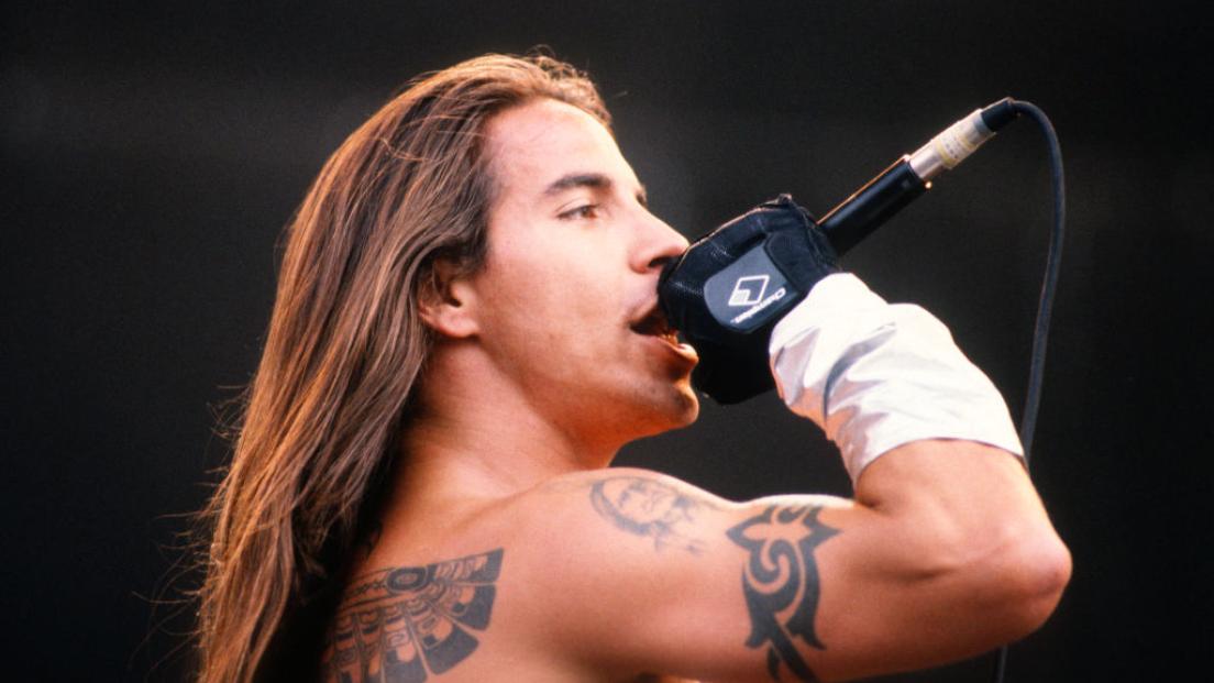 30 anni di Under The Bridge, la poesia di Anthony Kiedis dedicata alla sua rinascita dopo la tossicodipendenza