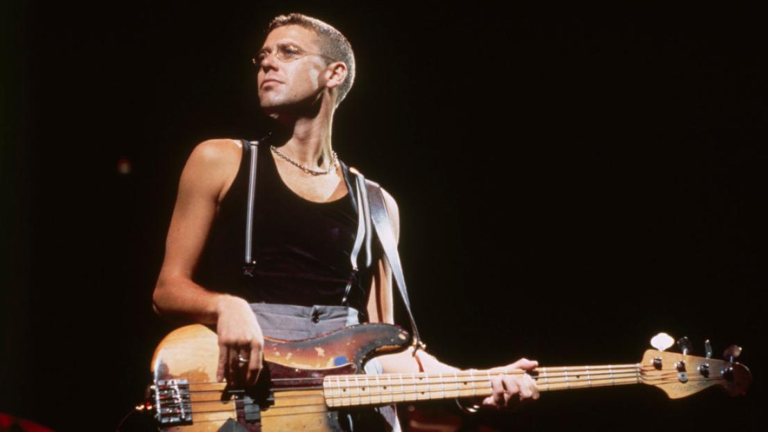 U2: quella volta che Adam Clayton ha ringraziato la band per averlo aiutato nella lotta contro l’alcol