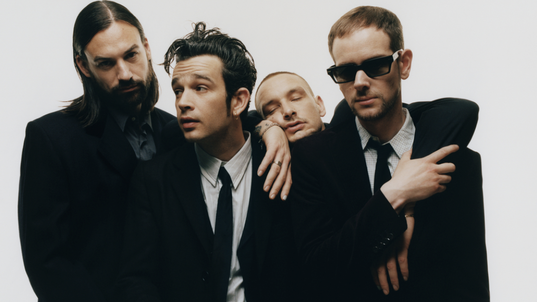The 1975, il frontman Matt Healy richiama la security ma non ricorda di avere l'auto-tune. Guarda il video